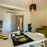 Hanbury With Swimming Pool And Parking In מלון