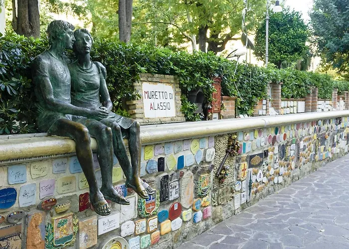 Hotel Hanbury With Swimming Pool And Parking In Alassio