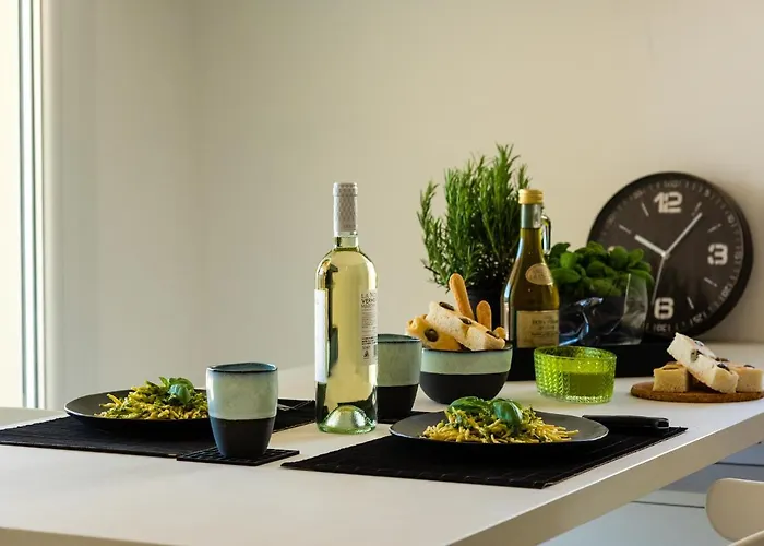 Hotel Hanbury With Swimming Pool And Parking In *